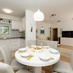 Marta Luxury House With Heated Pool