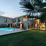 Marta Luxury House With Heated Pool Вилла *