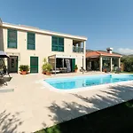 Marta Luxury House With Heated Pool Вилла