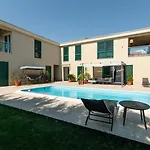 Marta Luxury House With Heated Pool Вилла *