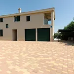 Marta Luxury House With Heated Pool