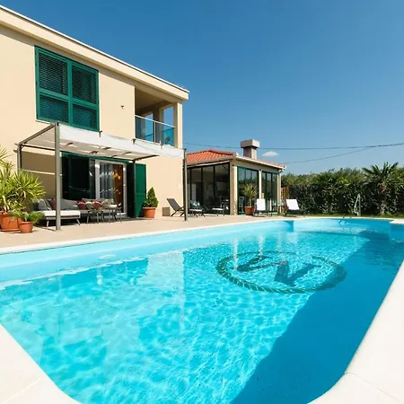 Marta Luxury House With Heated Pool Villa