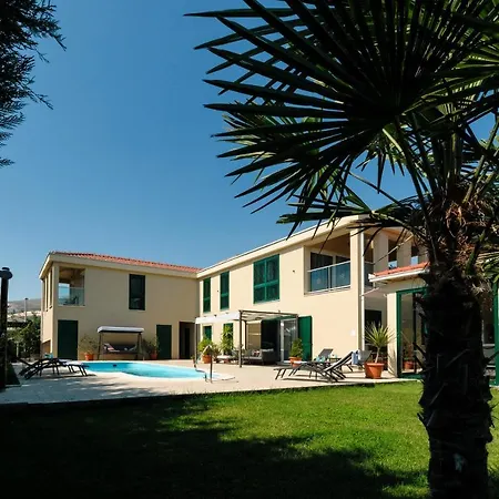 Marta Luxury House With Heated Pool Plano