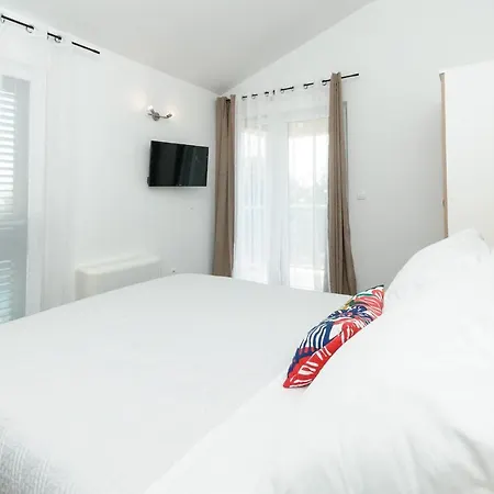 Marta Luxury House With Heated Pool