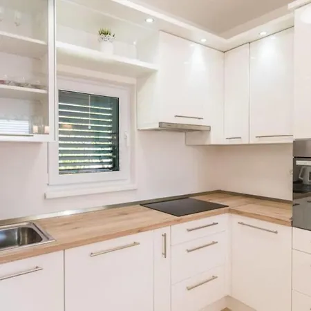 Marta Luxury House With Heated Pool