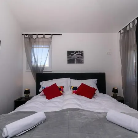 Marta Luxury House With Heated Pool Willa