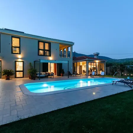 Marta Luxury House With Heated Pool Plano