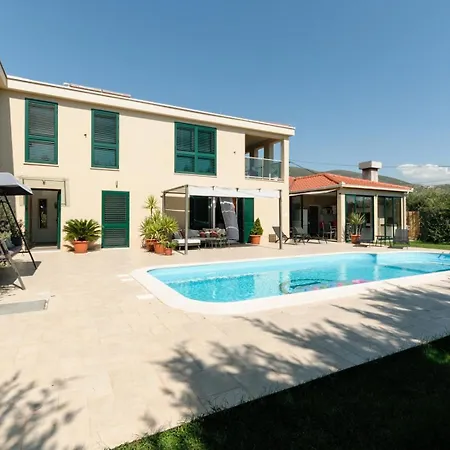 Marta Luxury House With Heated Pool Villa