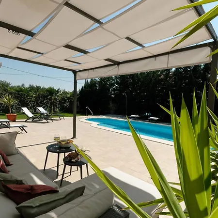 Marta Luxury House With Heated Pool Villa