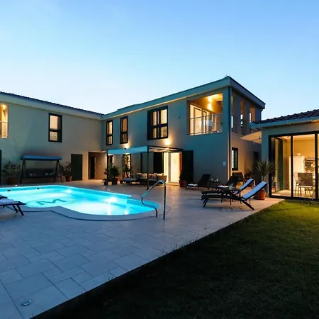 Marta Luxury House With Heated Pool Plano
