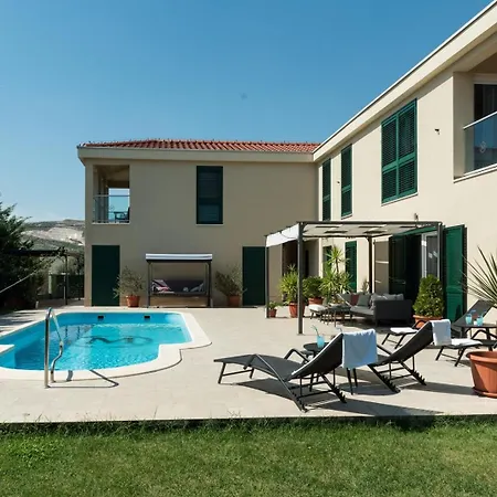 Marta Luxury House With Heated Pool