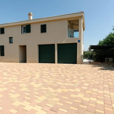 Marta Luxury House With Heated Pool