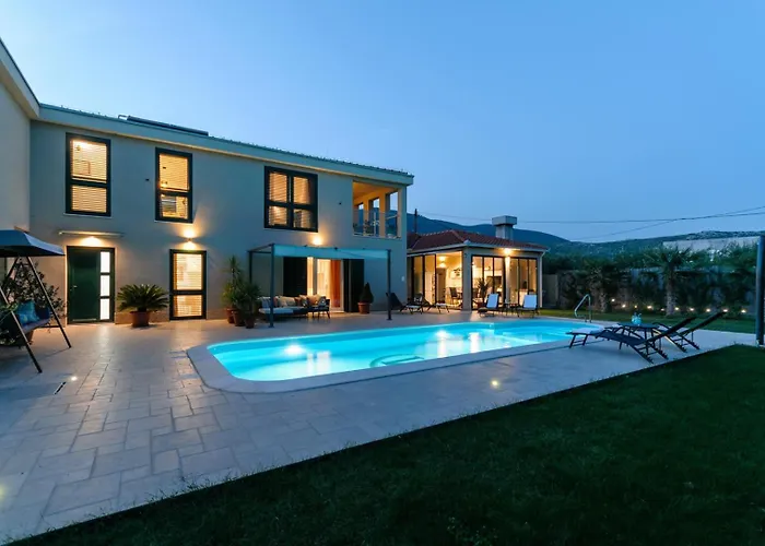 Marta Luxury House With Heated Pool Plano