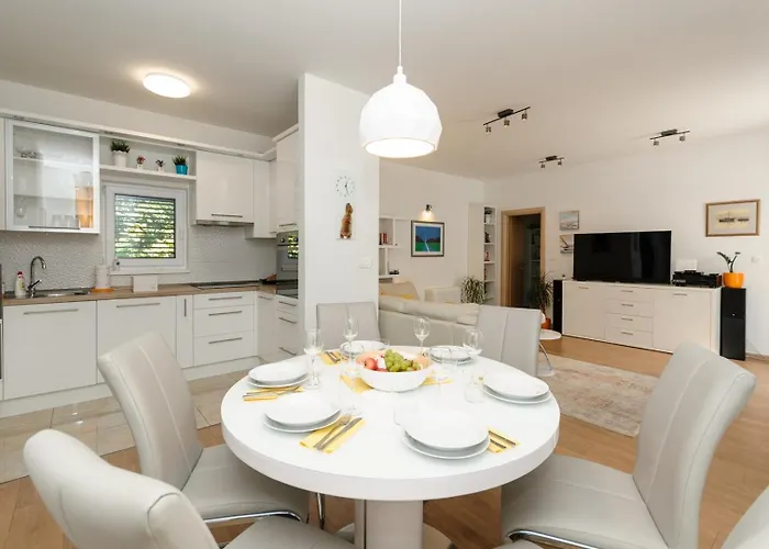 Marta Luxury House With Heated Pool