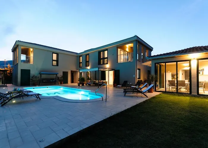 Marta Luxury House With Heated Pool Plano