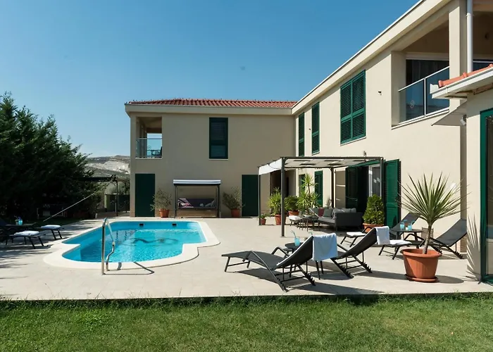 Marta Luxury House With Heated Pool