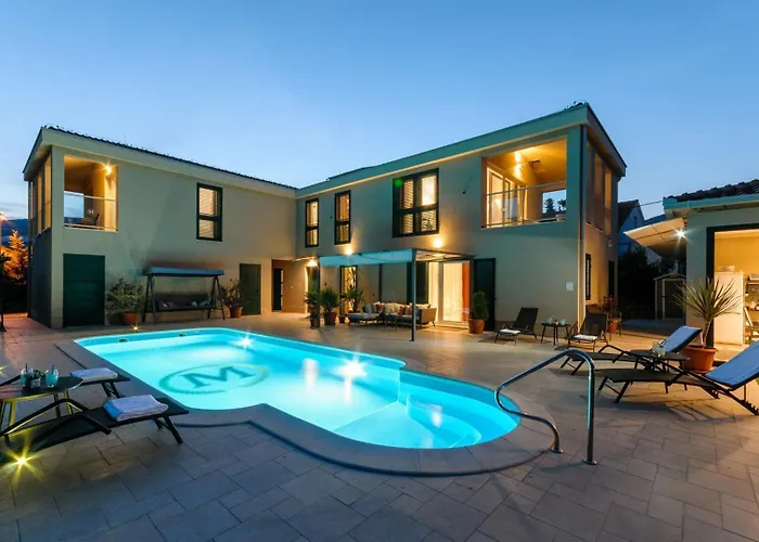 Marta Luxury House With Heated Pool Plano