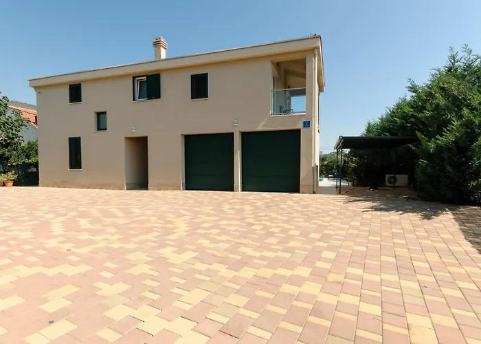 Marta Luxury House With Heated Pool